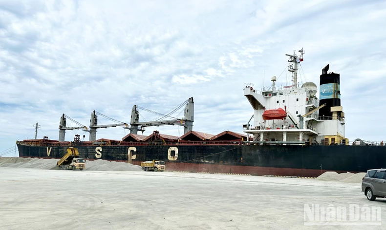 MV VOSCO UNITY cập vào Cảng biển tổng hợp Cà Ná đón tàu có tải trọng 53.552 tấn