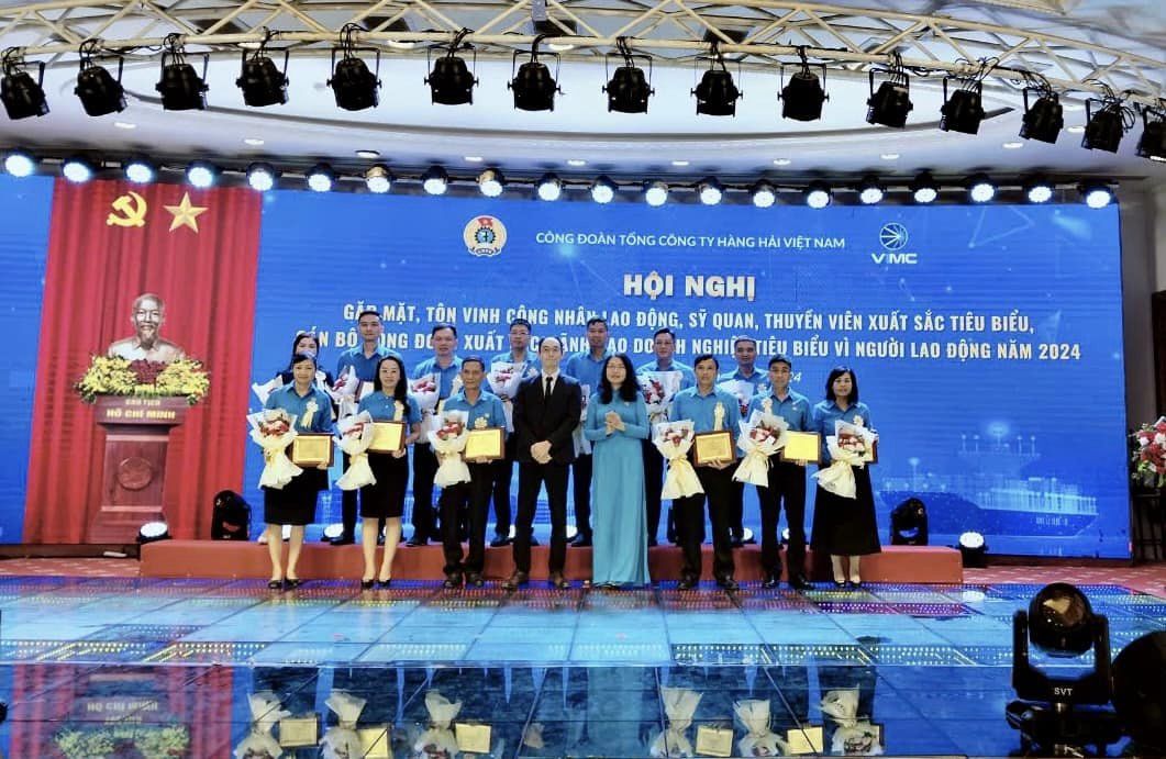 hoi-nghi-gap-mat-bieu-duong-cong-nhan-lao-dong-sy-quan-thuyen-vien-xuat-sac-tieu-bieu-can-bo-cong-doan-xuat-sac-lanh-dao-doanh-nghiep-tieu-bieu-vi-nguoi-lao-dong-nam-2024