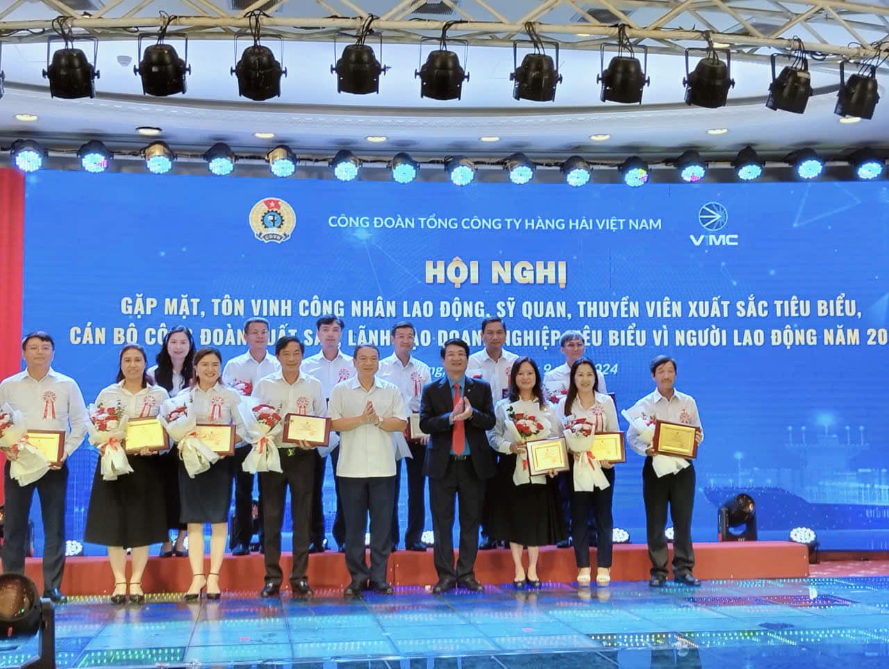 hoi-nghi-gap-mat-bieu-duong-cong-nhan-lao-dong-sy-quan-thuyen-vien-xuat-sac-tieu-bieu-can-bo-cong-doan-xuat-sac-lanh-dao-doanh-nghiep-tieu-bieu-vi-nguoi-lao-dong-nam-2024